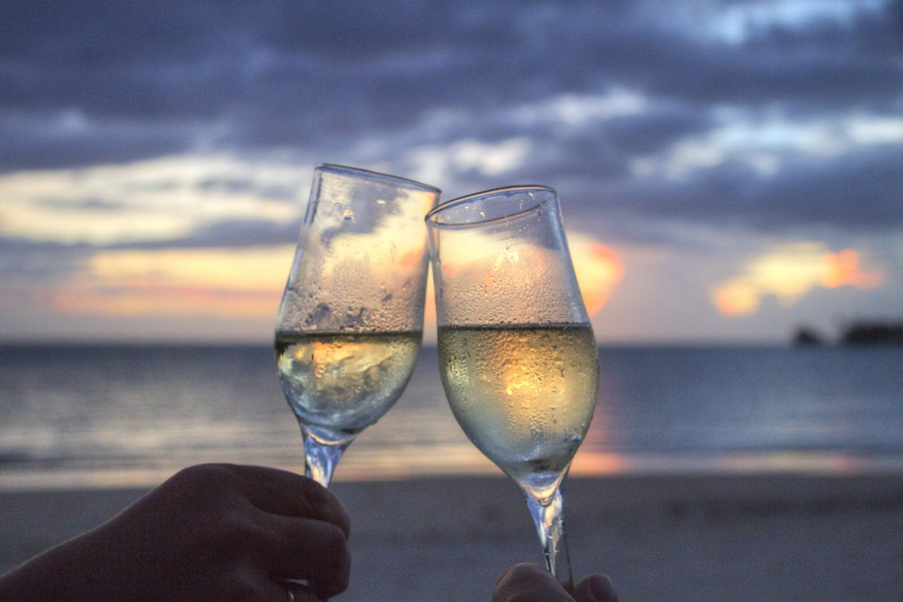 sea-sunset-beach-couple drinking champagne